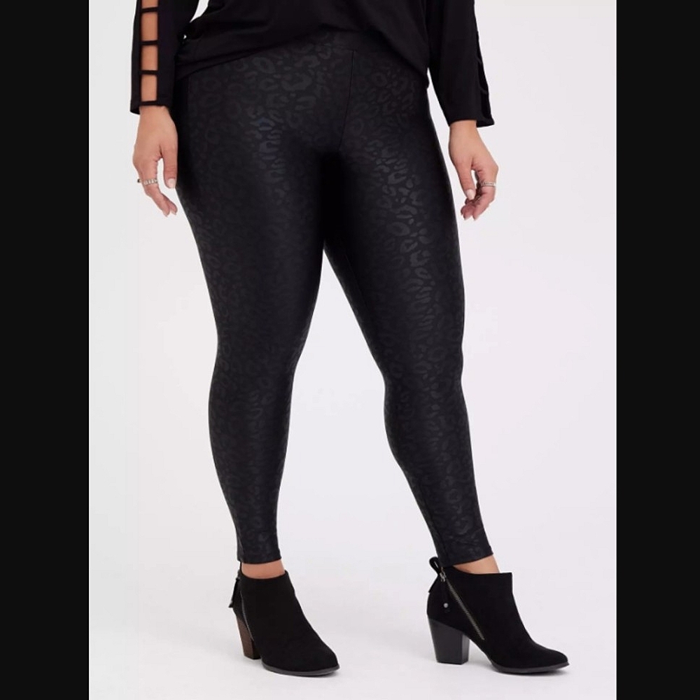 EUC Torrid Platinum Liquid Black Leopard Embossed Leggings, size 4